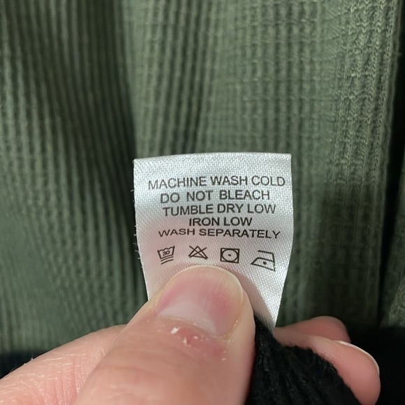 Size XL color block v-neck top with button detail - Picture 5 of 8